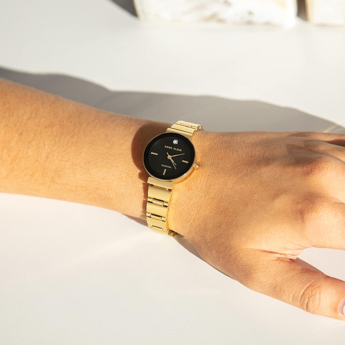 Anne Klein Reloj de pulsera con esfera de diamante genuino para mujer
