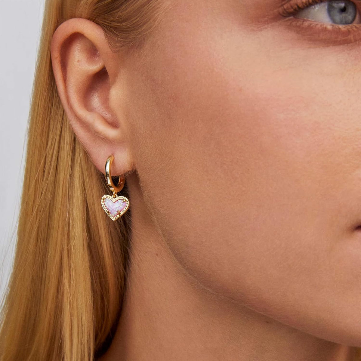 Kendra Scott Ari Aretes de botón en forma de corazón para mujer, jo...