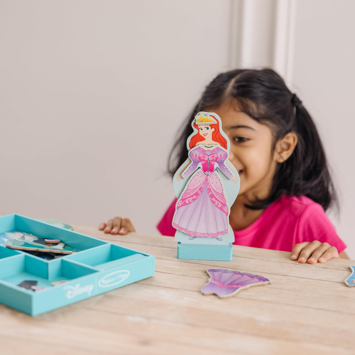 Melissa & Doug \u2013 Juego de disfraces de Ariel | 37 piezas, muñe...
