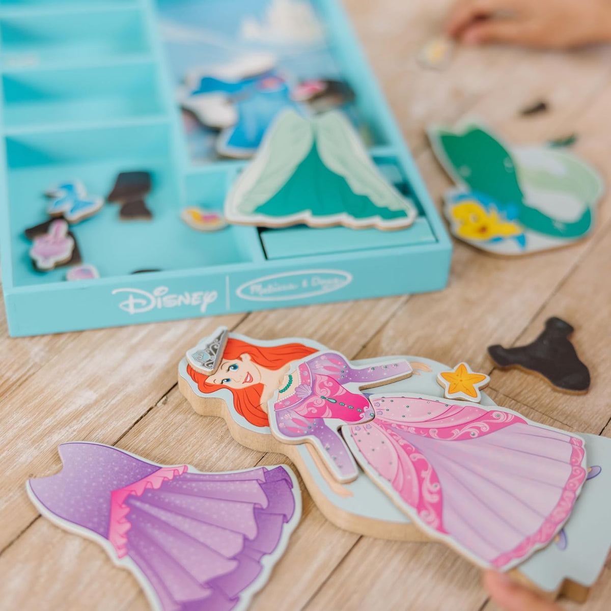 Melissa & Doug \u2013 Juego de disfraces de Ariel | 37 piezas, muñe...