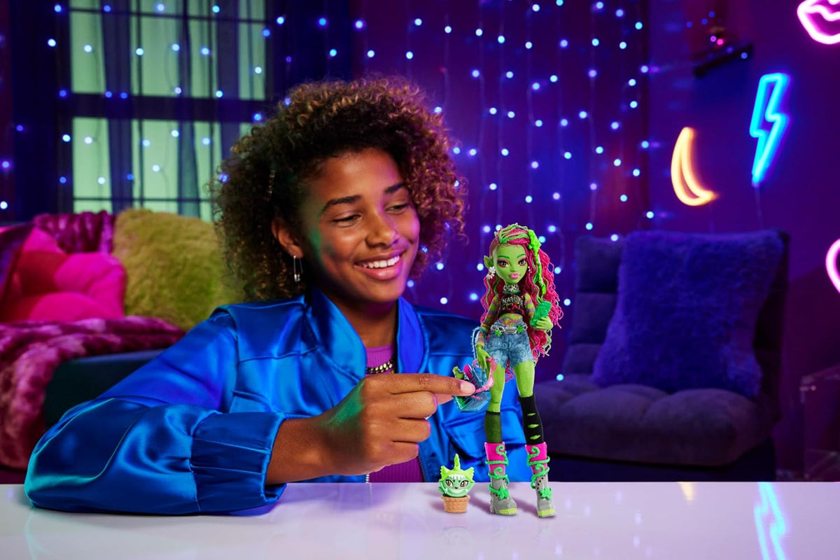 Muñeca Monster High Venus McFlytrap | Plant Monster in Graphic Tee...