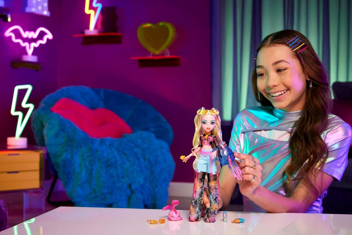 Monster High Muñeca Lagoona Blue en camiseta de malla y pantalones...