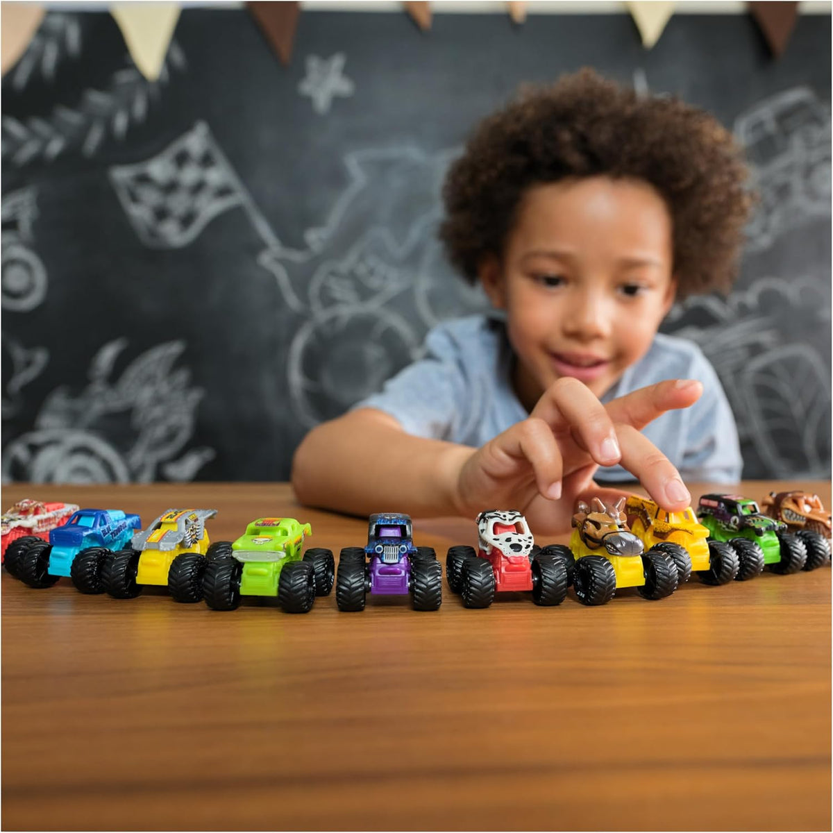 Monster Jam, Paquete de 12 camiones coleccionables mini misteriosos...
