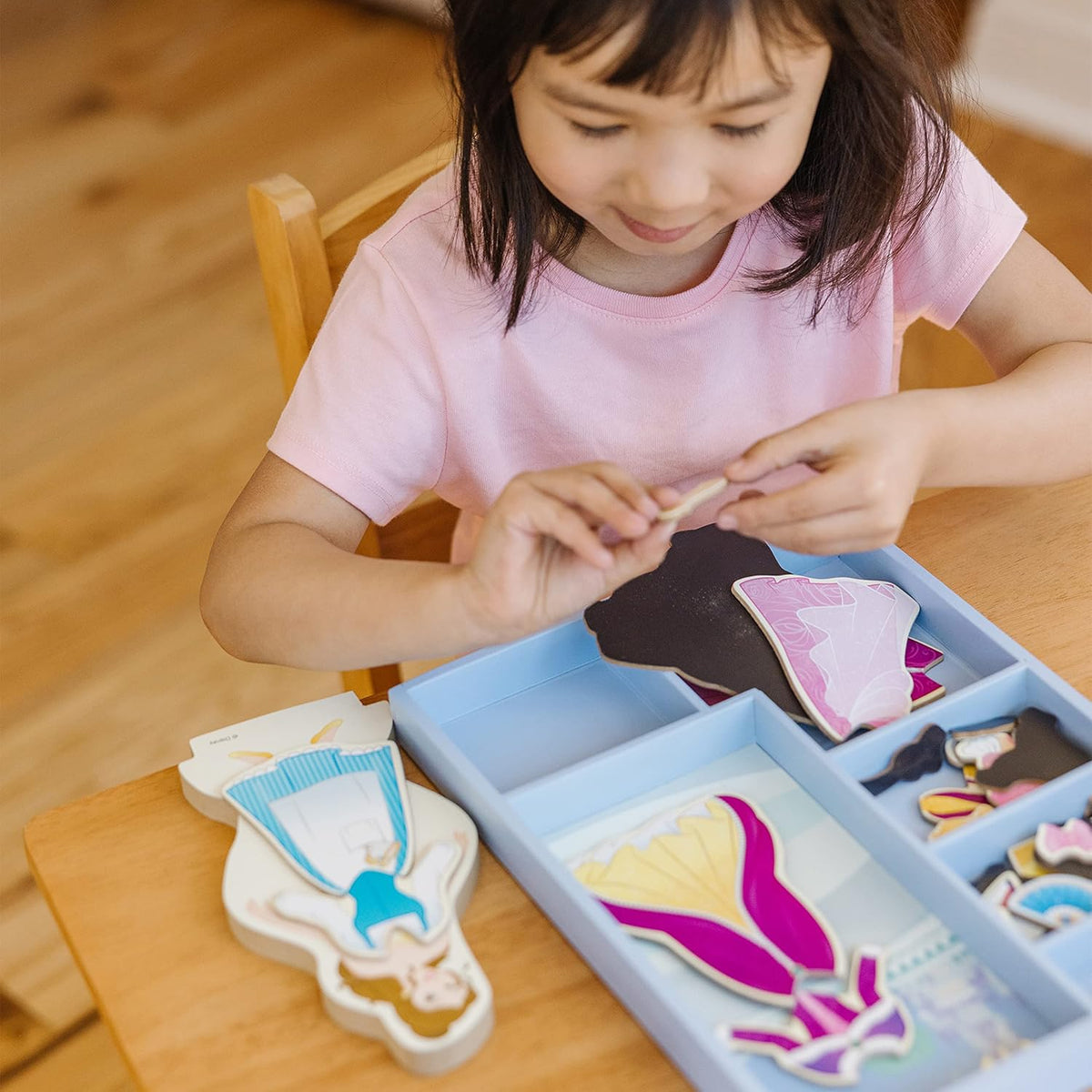 Melissa & Doug Disney Belle - Juego de muñecas magnéticas de ma...