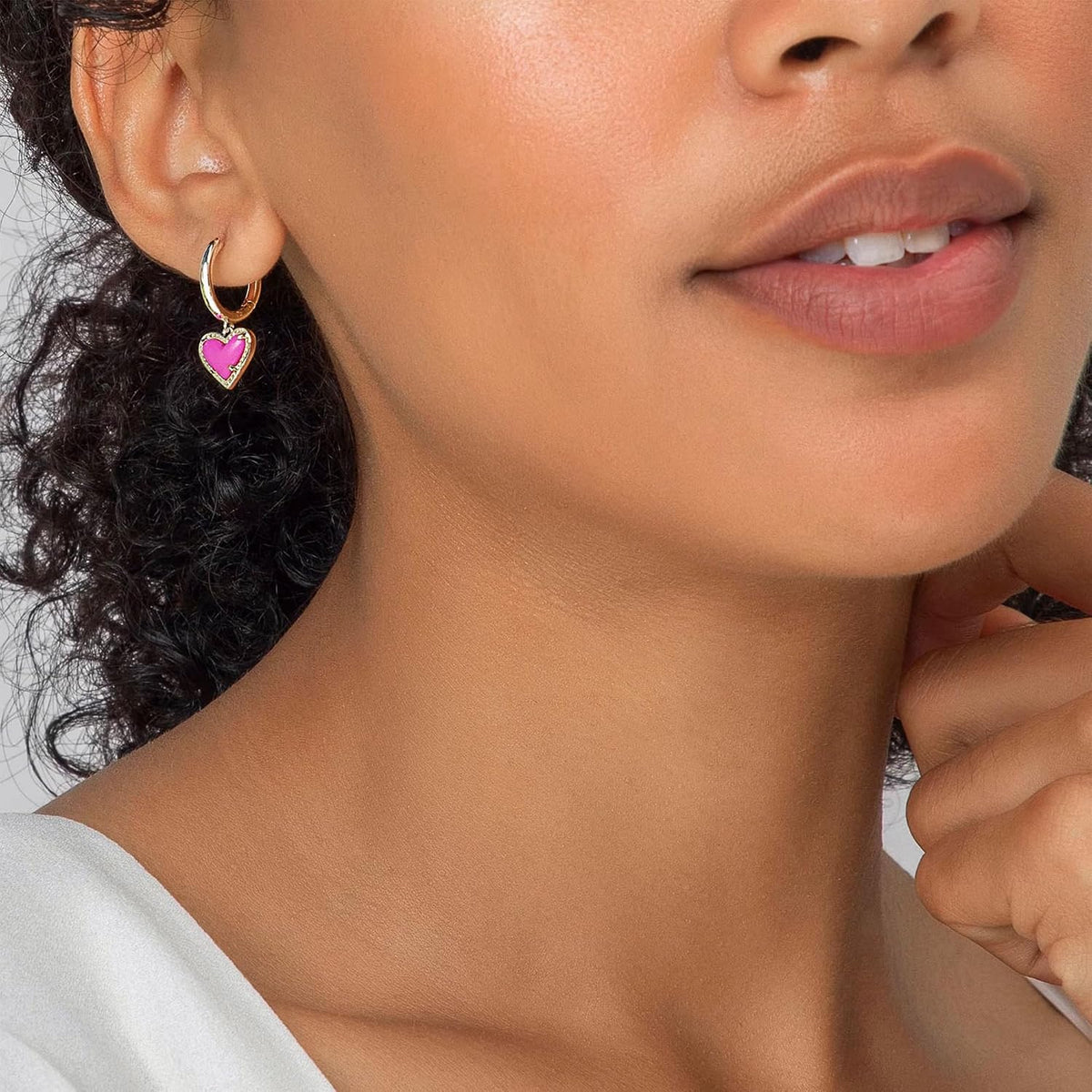 Kendra Scott Ari Aretes de botón en forma de corazón para mujer, jo...