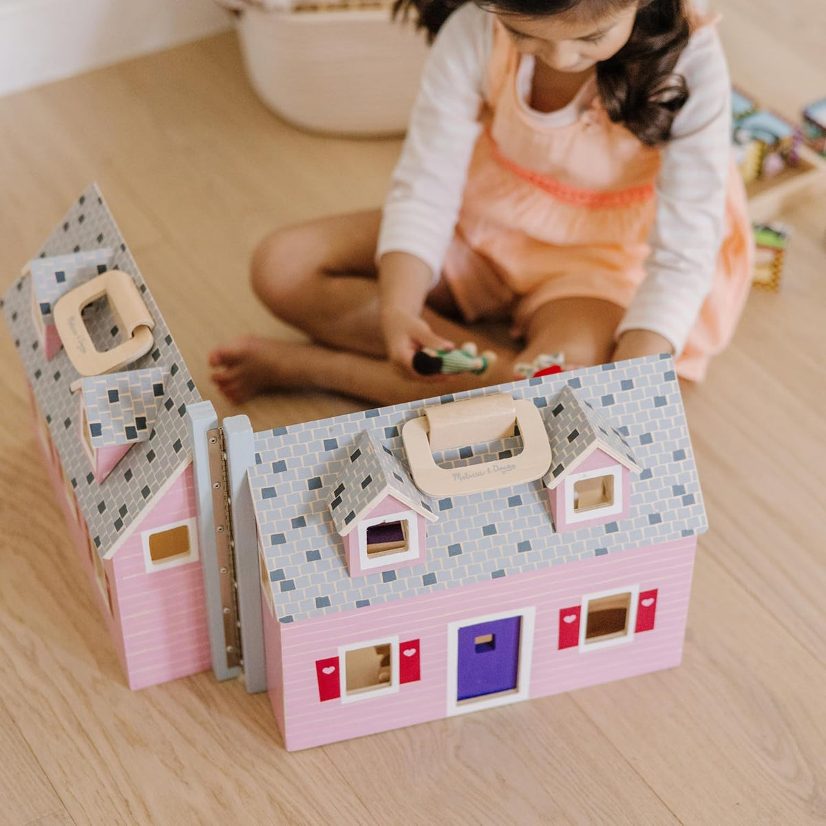 Casa de muñecas de madera Fold and Go de Melissa & Doug con 2 m...