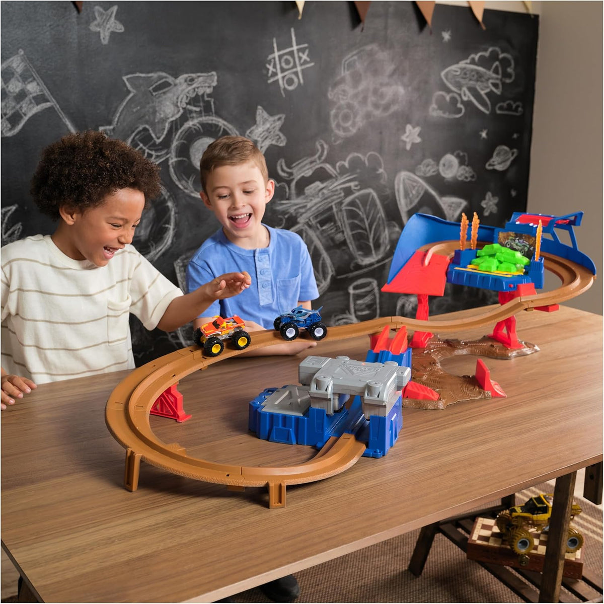 Monster Jam, Supercharge Speedway Playset, Megalodon y El Toro Loco...