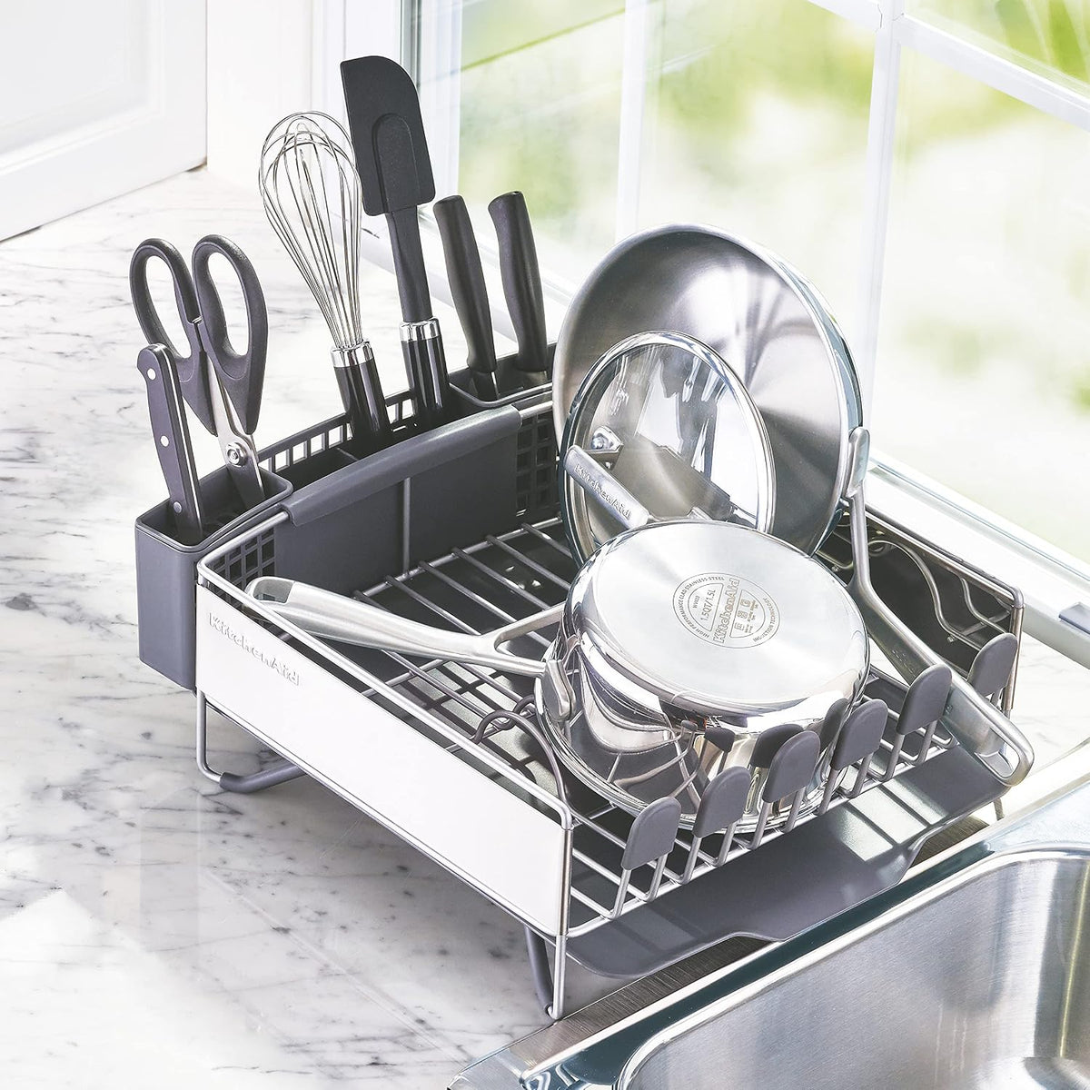 KitchenAid Compacto que ahorra espacio, escurridor de platos con or...