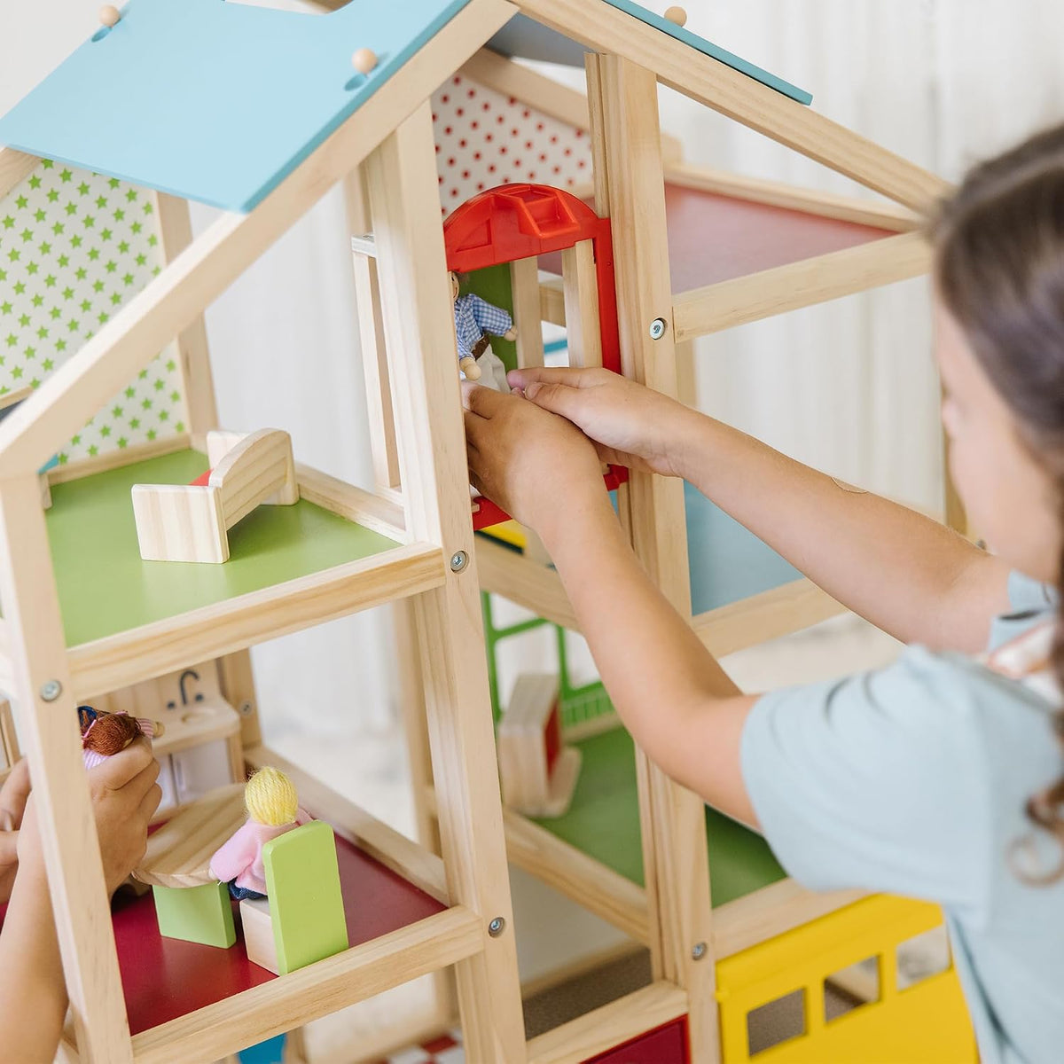 Melissa &amp; Doug Casa de muñecas de madera Hi-Rise con muñecas y...