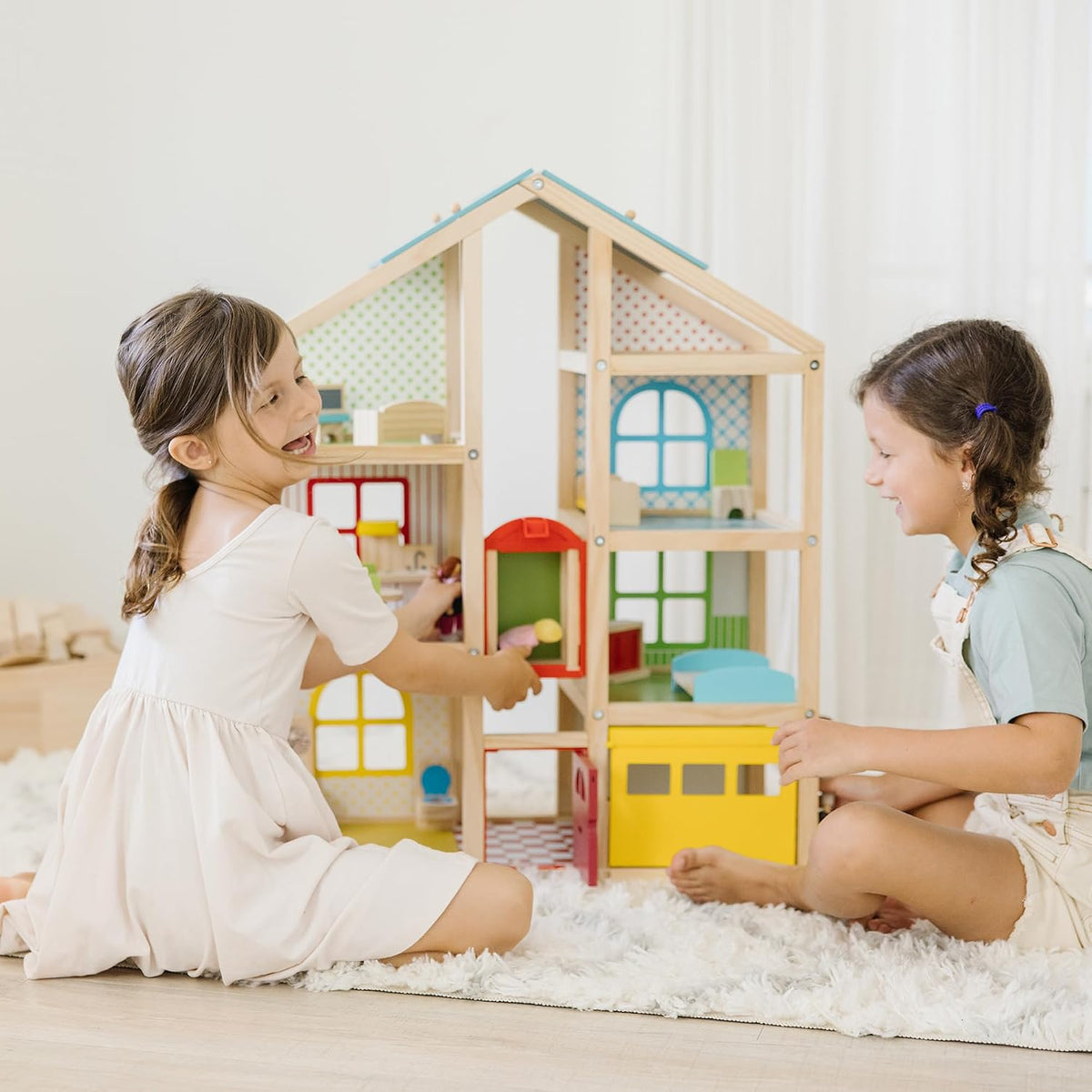 Melissa &amp; Doug Casa de muñecas de madera Hi-Rise con muñecas y...