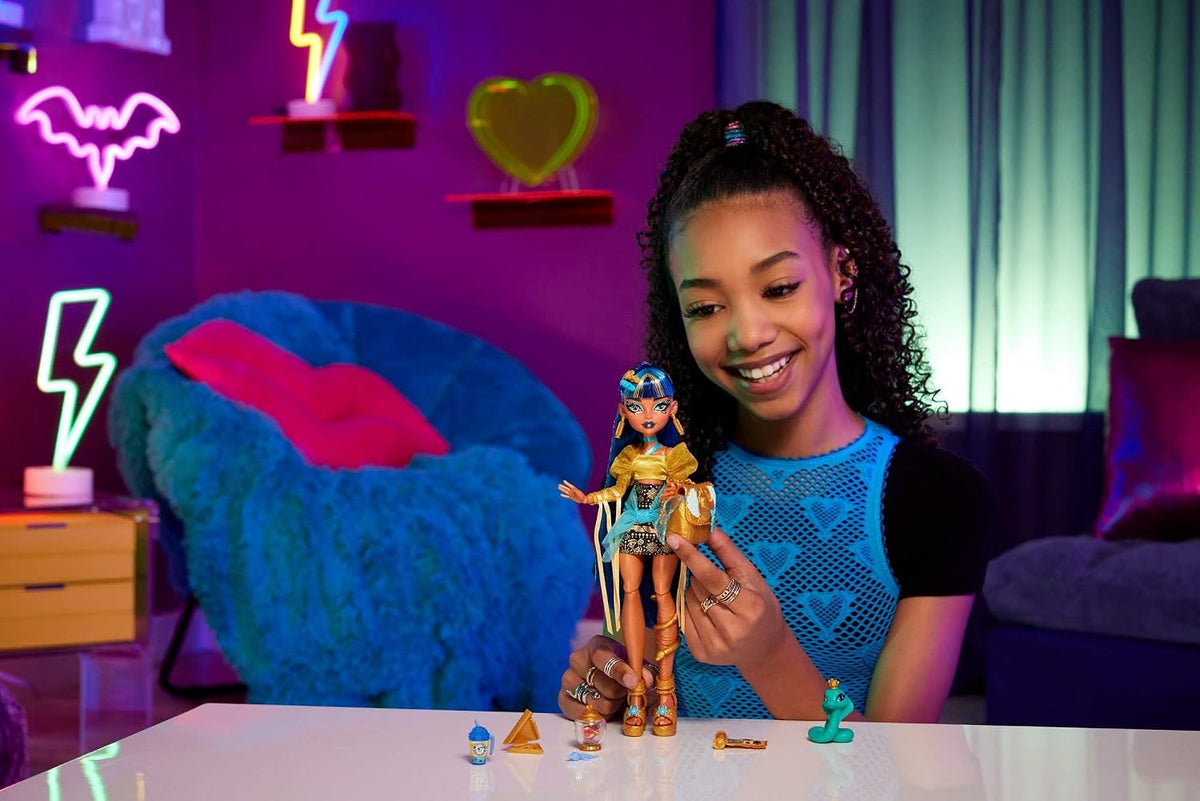Monster High Cleo De Nile Doll in Golden Clothes | Momia en blusa r...