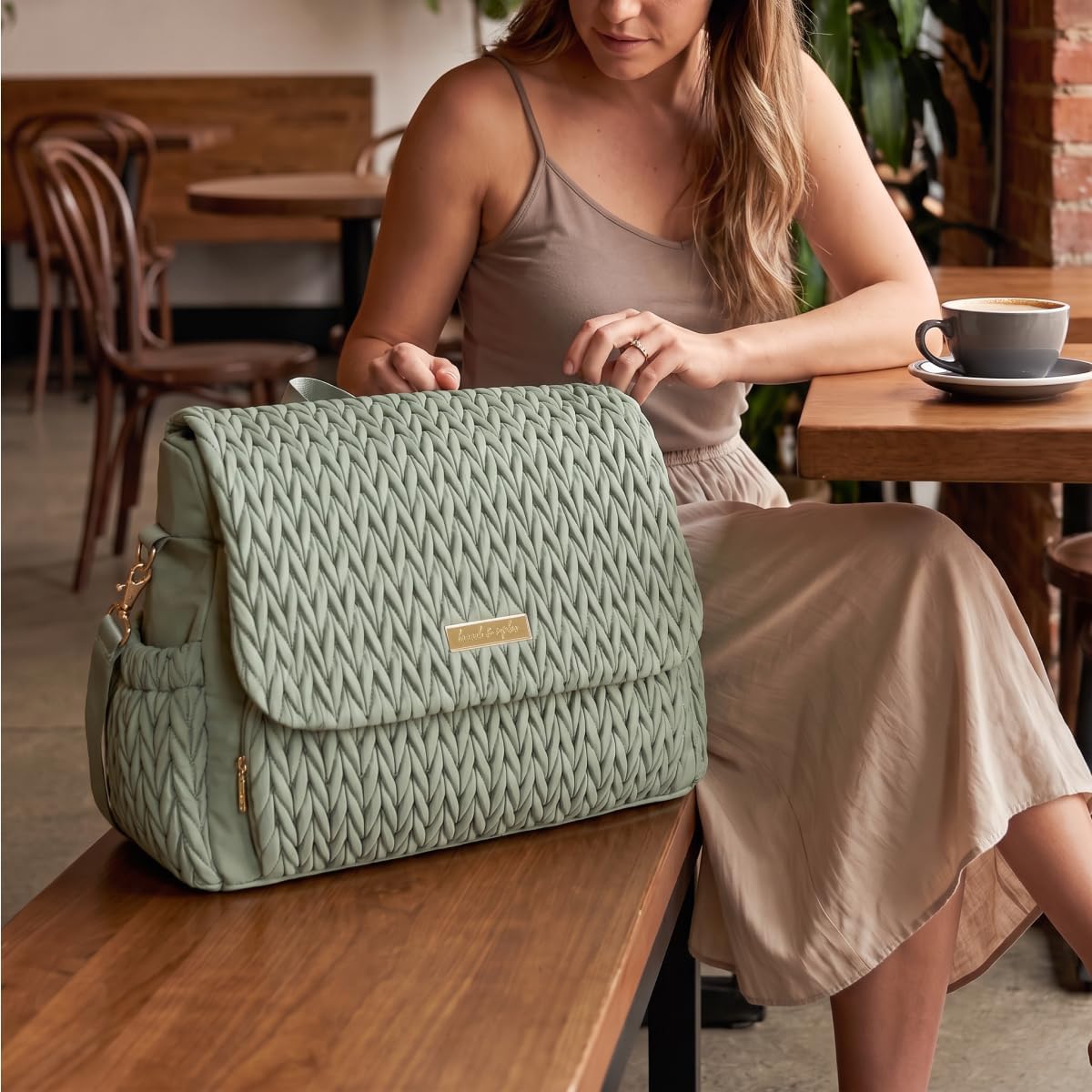 Hannah &amp; Sophia Belle - Mochila y bolsa convertible para pañale...