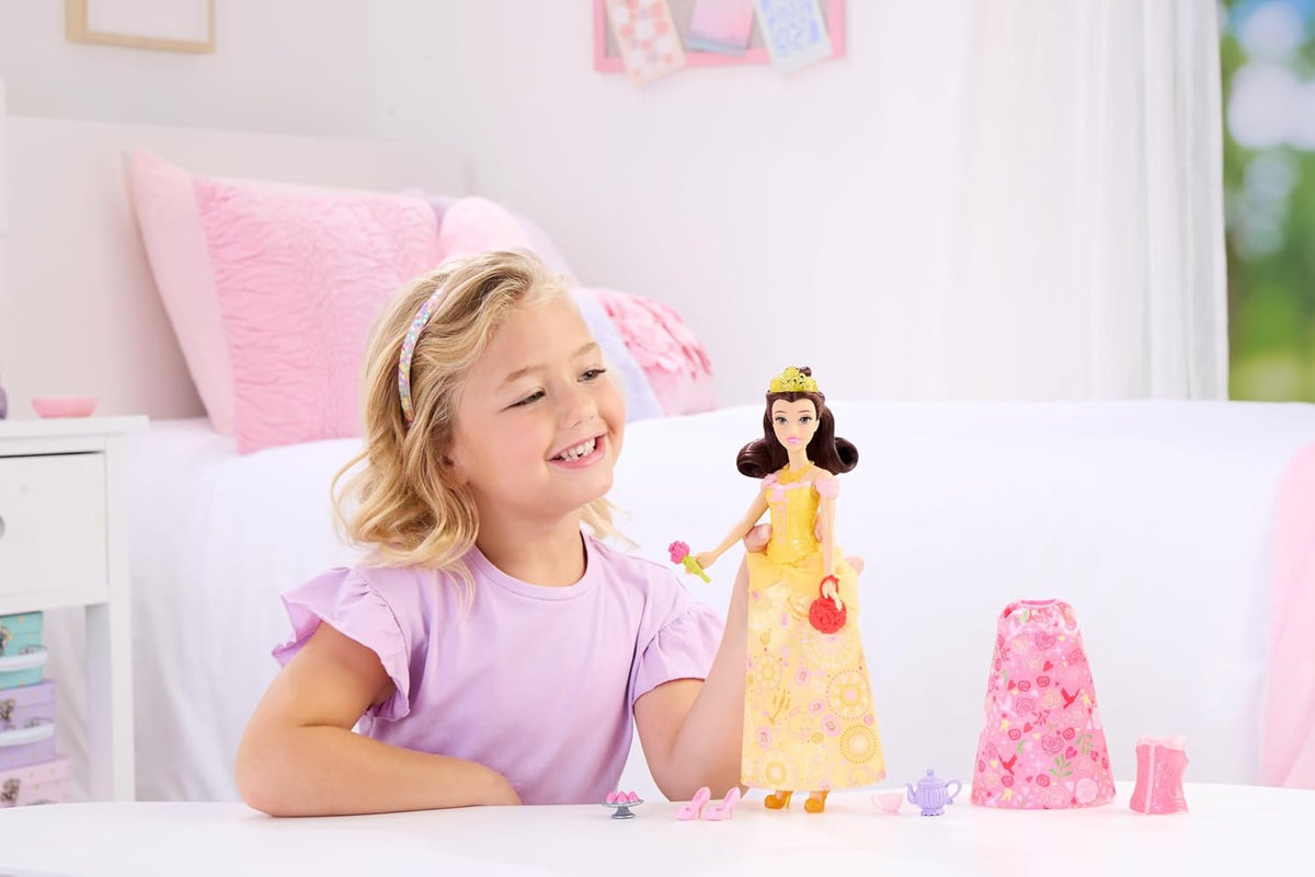 Mattel Disney Princess Toys, Belle Fashion Doll con 2 estilos, 9 ac...