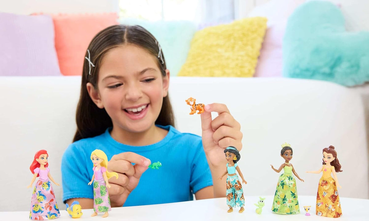 Mattel | 5 muñecas pequeñas posables en faldas o pantalones extraíb...