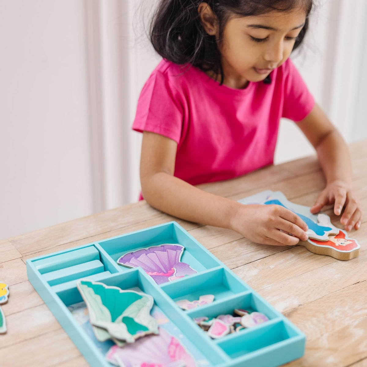 Melissa & Doug \u2013 Juego de disfraces de Ariel | 37 piezas, muñe...