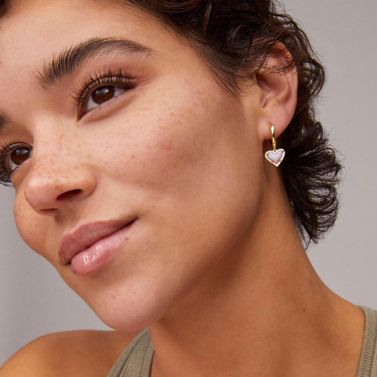 Kendra Scott Ari Aretes de botón en forma de corazón para mujer, jo...