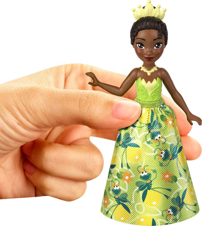 Mattel | 5 muñecas pequeñas posables en faldas o pantalones extraíb...