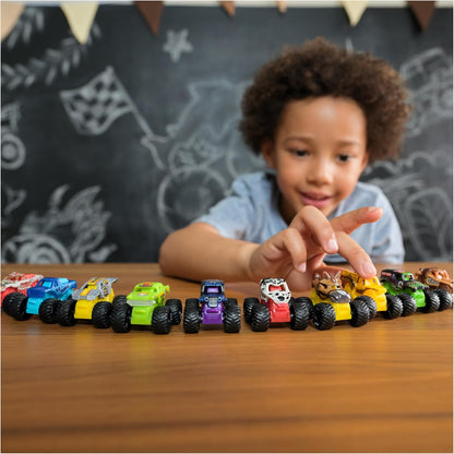 Monster Jam, Paquete de 12 camiones coleccionables mini misteriosos...