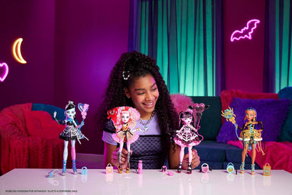 Monster High Muñeca Asteria de Cupido de cumpleaños dulce y aterrad...